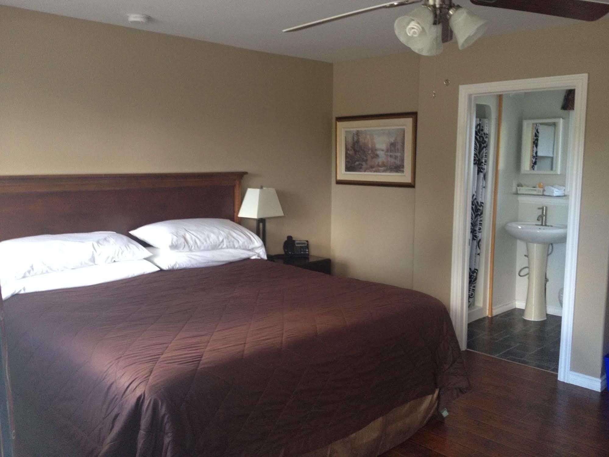 My Friends Inn Manitoulin Manitowaning ภายนอก รูปภาพ