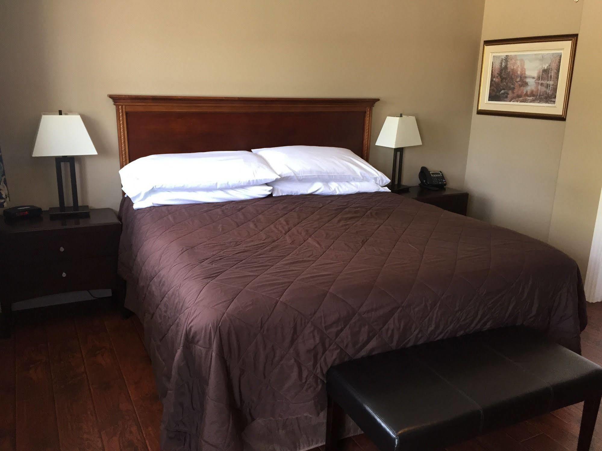 My Friends Inn Manitoulin Manitowaning ภายนอก รูปภาพ