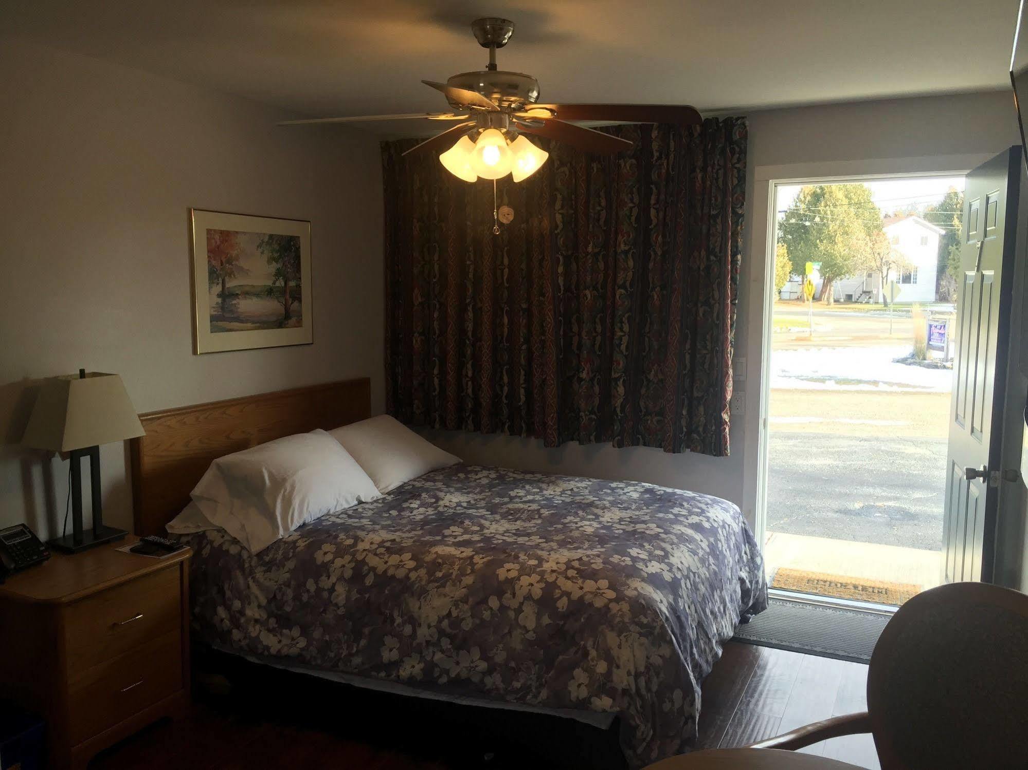 My Friends Inn Manitoulin Manitowaning ภายนอก รูปภาพ