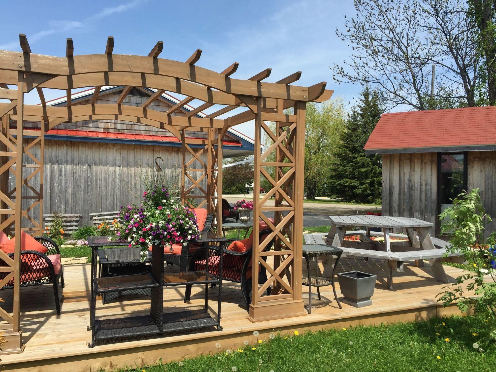 My Friends Inn Manitoulin Manitowaning ภายนอก รูปภาพ